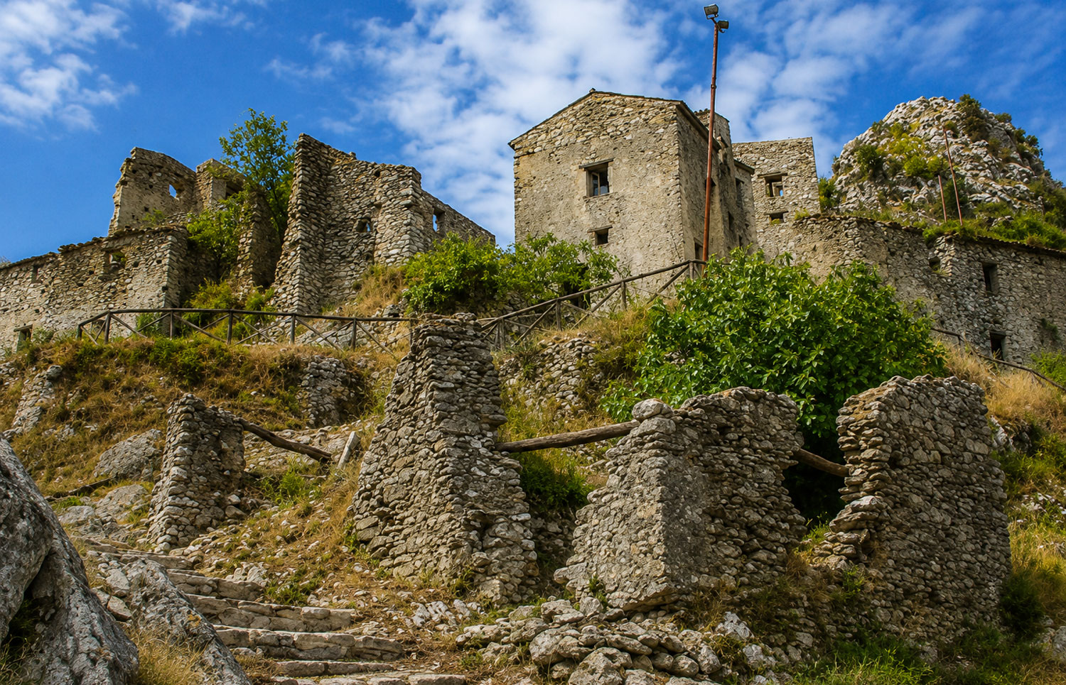 Vista del Borgo Antico di San Severino di Centola con le antiche case in pietra e il castello medievale nel Cilento.