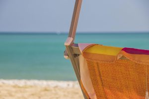 Sedia da spiaggia affacciata sul mare cristallino del Cilento, ideale per una vacanza rilassante a Villa Comics.